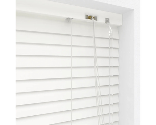 Jaluzea albă pentru decorarea ferestrelor și protecție solară