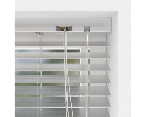 Imagine detaliată a unei jaluzele albe la fereastră