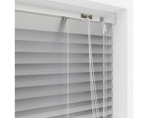 Jaluzea închisă pe fereastră cu șnururi de tragere