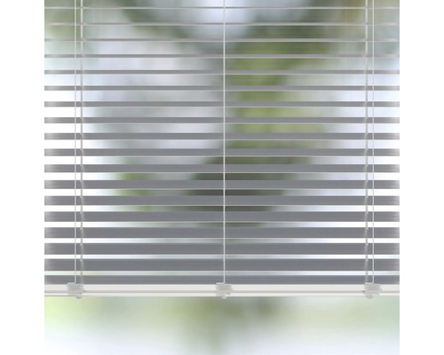 Jaluzea închisă la fereastră.