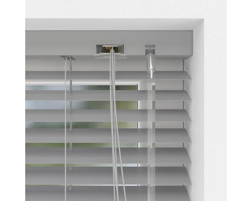 Imagine detaliată cu o jaluzea gri la o fereastră