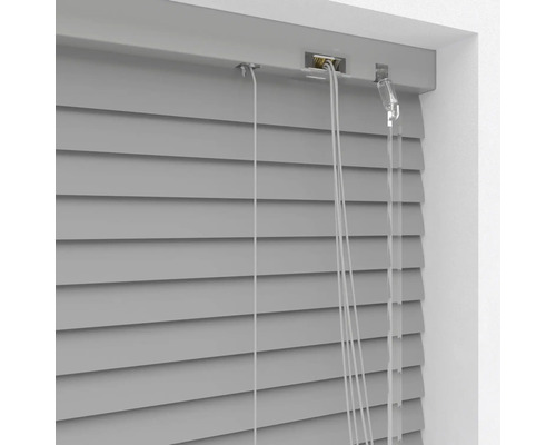 Jaluzea gri la fereastră cu șnur de operare