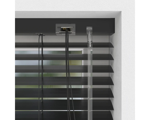 Prim-plan cu jaluzele negre la fereastră.