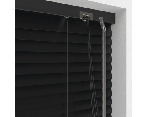 Imagine detaliată cu jaluzea neagră și mecanism de operare