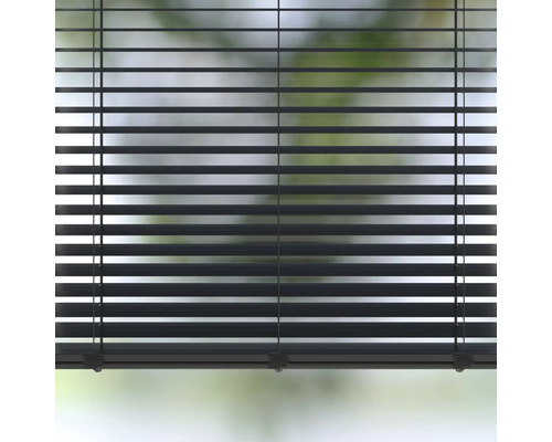 Jaluzea închisă pentru decorarea ferestrelor și intimitate