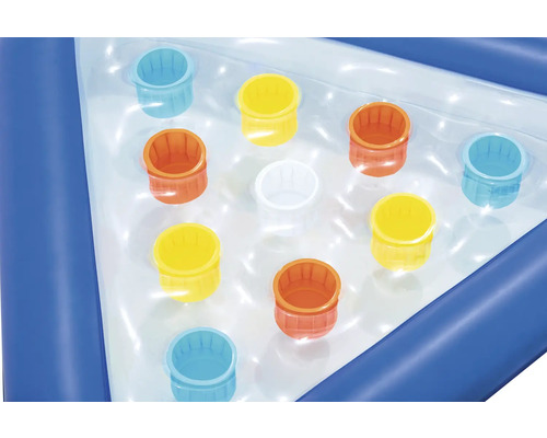 Imagine detaliată a unei piscine gonflabile cu suporturi pentru băuturi