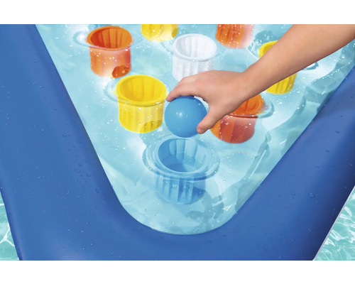 Piscină gonflabilă pentru copii cu joc de aruncat mingea și copil jucându-se