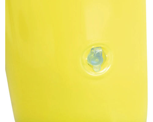 Prim-plan cu un perete de găleată galben cu dispozitiv de turnare.