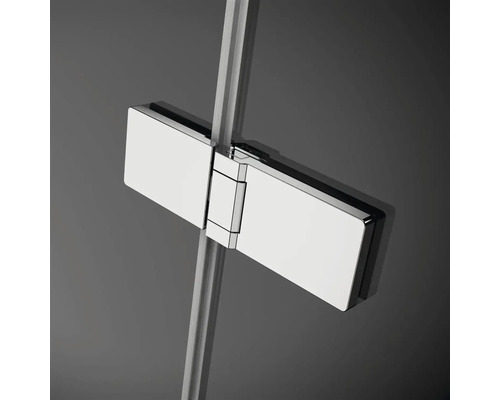 Prim-plan cu feroneria cabinei de duș cu balama