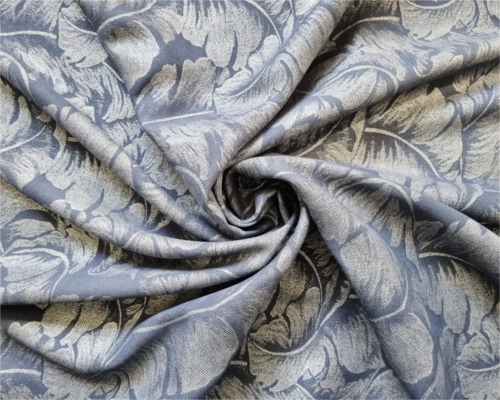 Țesătură decorativă cu model de frunze drapată