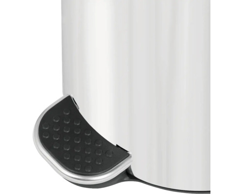 Prim-plan cu un coș de gunoi metalic cu pedală