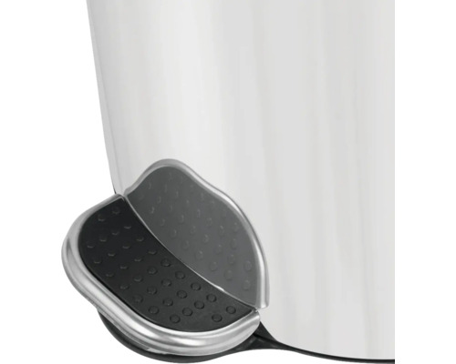 Prim-plan cu pedala unui coș de gunoi cu pedală.