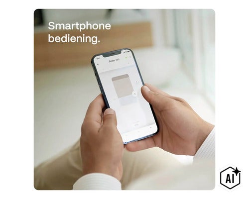 O persoană controlează rulourile confortabil prin intermediul unei aplicații de smartphone pentru soluții de casă inteligentă. (Image AI modified or generated)