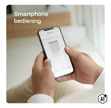 O persoană controlează rulourile confortabil prin intermediul unei aplicații de smartphone pentru soluții de casă inteligentă. (Image AI modified or generated)