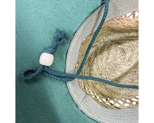 Imagine detaliată cu o pălărie de paie cu bandă pentru bărbie