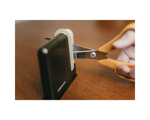 Ascuțitor de foarfece Fiskars cu foarfecă portocalie