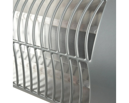 Prim-plan al unui radiator cu grilaj metalic