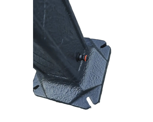 Vizualizare detaliată a unei baze de butoi de apă de ploaie negru cu conector