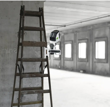 Laser cu linii încrucișate pe o scară într-o cameră nerenovată