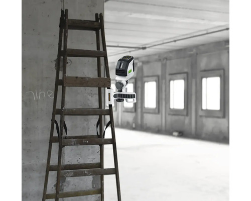 Laser cu linii încrucișate pe o scară într-o cameră nerenovată