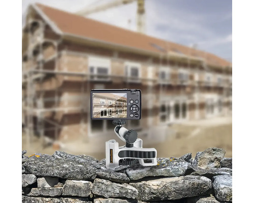 Cameră digitală pe trepied Laserliner în fața șantierului