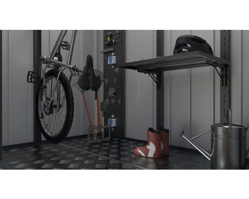 Șopron de scule organizat cu bicicletă, unelte, raft și cizme de cauciuc