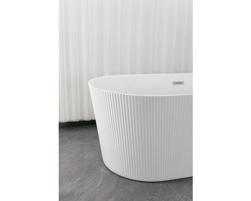 Cadă independentă cu suprafață striată în baie