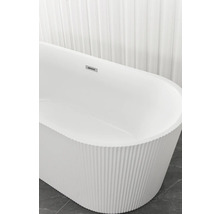 Cadă de baie independentă cu exterior canelat.