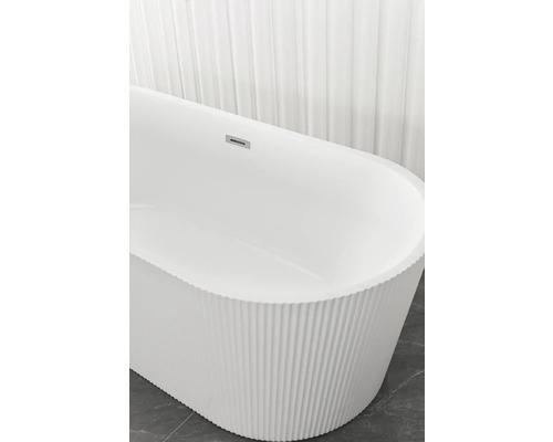 Cadă de baie independentă cu exterior canelat.