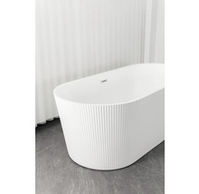 Cadă independentă cu suprafață canelată în baie