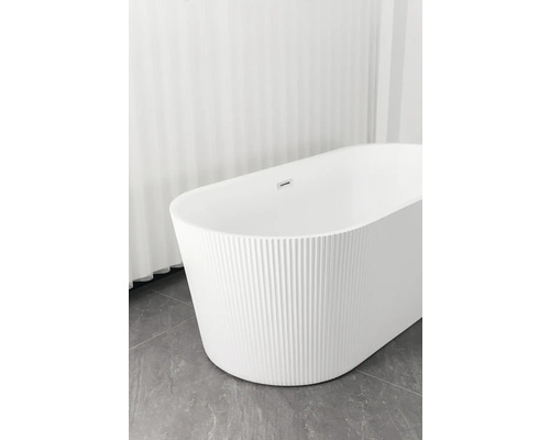 Cadă independentă cu suprafață canelată în baie