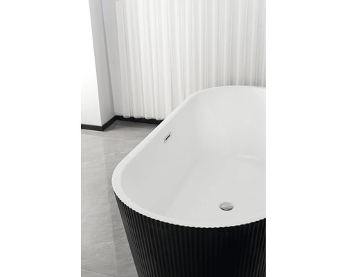 Cadă freestanding cu exterior canelat și scurgere