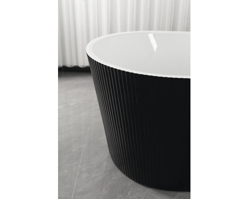 Cadă freestanding cu suprafață exterioară canelată