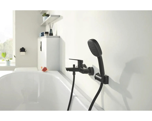 Baterie de baie neagră cu duș de mână pe o cadă albă