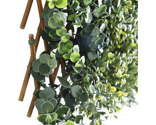 Perete artificial de iederă cu cadru din lemn pentru grădină.