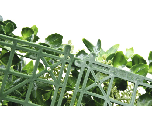 Imagine detaliată a unui gard viu artificial verde cu o grilă de plastic ca material suport.