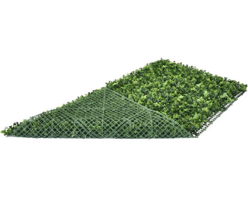 Covor de iarbă artificială cu frunze și structură de grilă pe spate.