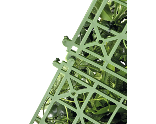 Prim-plan cu un covor artificial verde cu frunze și structură de fixare