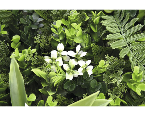 Perete artificial de plante cu ferigă și flori albe