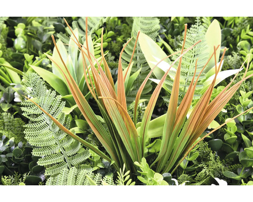 Prim-plan cu un perete verde de plante cu plante artificiale.