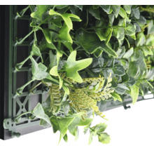 Perete vegetal artificial cu diverse frunze verzi