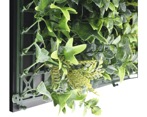 Perete vegetal artificial cu diverse frunze verzi