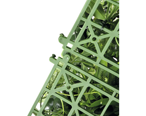 Prim-plan cu un perete vegetal artificial verde cu grilaj din plastic