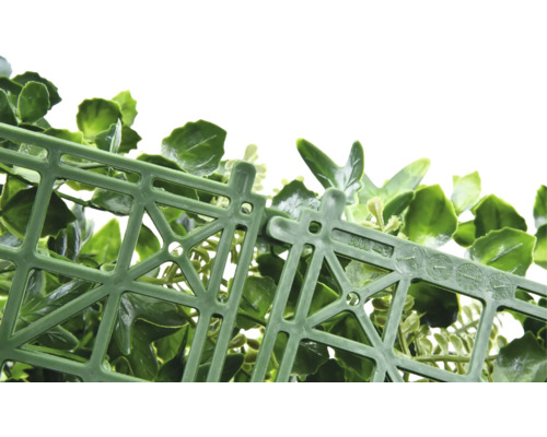 Covor de plante artificiale cu frunze verzi și grilaj din plastic