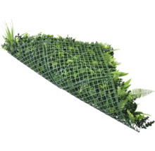 Perete artificial de plante cu diverse frunze verzi și grilaj din plastic