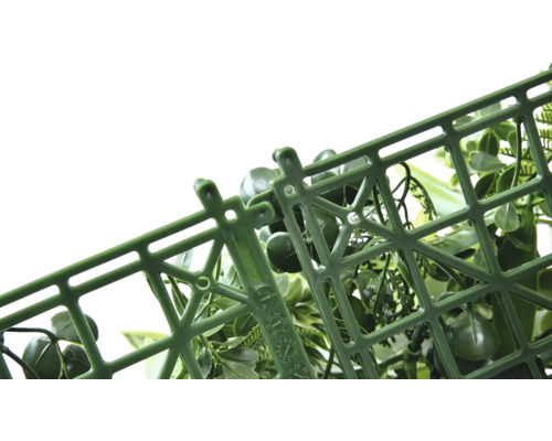 Detaliu al unui perete vegetal artificial cu grilaj din plastic