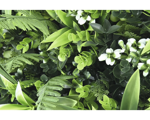 Perete vegetal artificial cu ferigi, eucalipt și flori pentru un aspect realist