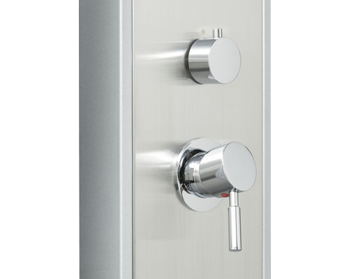 Detalii ale unei baterii de duș metalice