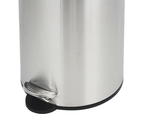 Imagine detaliată cu o pubelă rotundă cu pedală, metalică, de culoare argintie, cu pedală