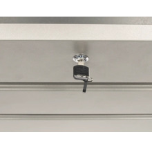 Cheie introdusă în încuietoarea unei unități de depozitare